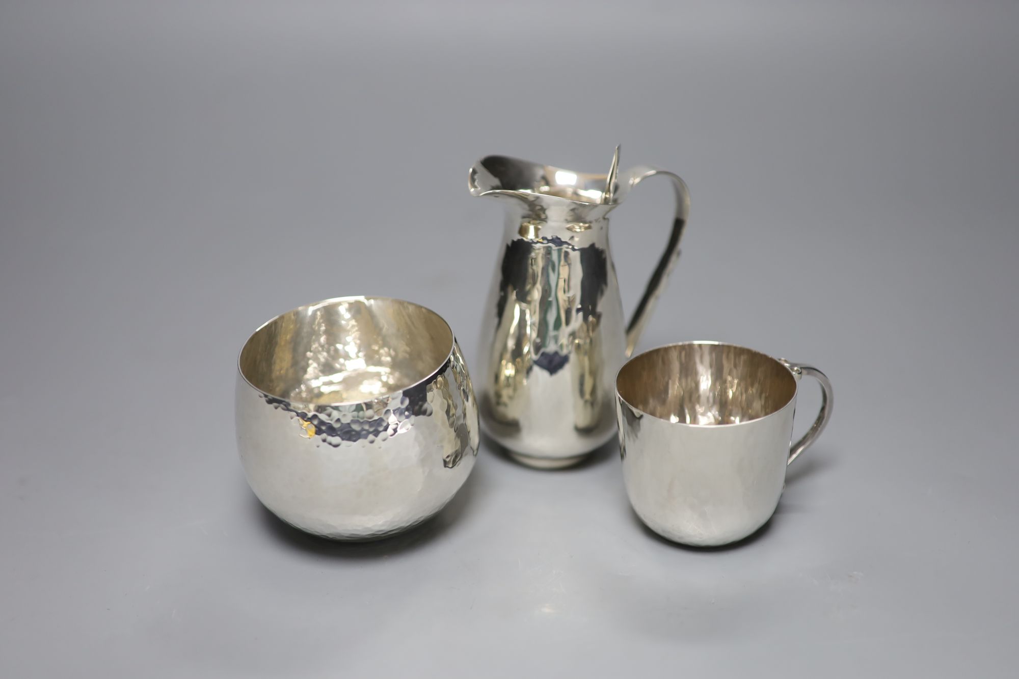 Four items of modern silver by Pruden and Smith, 14.91oz